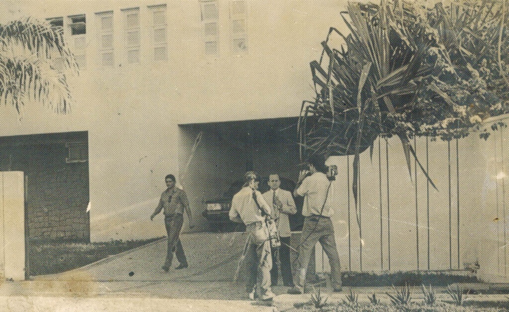 Gravação de “passagem” na frente da residência oficial do governador Alberto Silva (1990)
