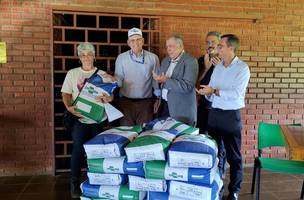 Agricultores familiares de 12 acampamentos rurais receberam os sacos de milho (Foto: Reprodução)