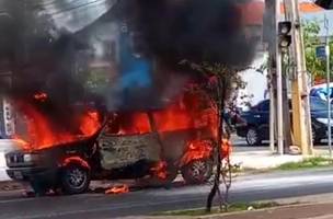 Carro pega fogo em Timon (Foto: Reprodução/redes sociais)