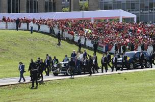 Lula desfila em carro aberto (Foto: Reprodução/redes sociais)