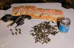 Arma e munições encontradas com o suspeito (Foto: Divulgação)