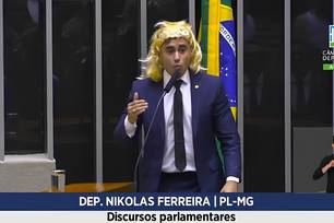 Nikolas Ferreira usou uma peruca para discursar no dia da Mulher