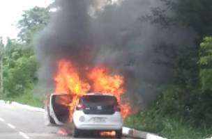 Carro da FMS pega fogo (Foto: Rede social)