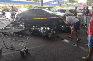 Idoso passal e causa colisão entre veículos em supermercado da zona Leste de Teresina (Foto: Redes sociais)