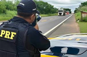 Policial rodoviário fiscaliza rodovia no Espírito Santo (Foto: PRF)