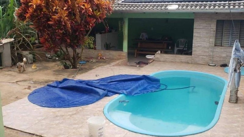 Bebê de 1 ano morre afogada na piscina da família