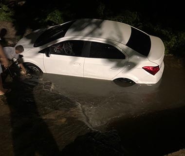 Carro foi levado pela forte chuva na noite deste sábado (13)
