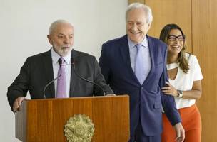 O presidente Lula, o novo ministro da Justiça, Ricardo Lewandowski e a primeira-dama Janja da Silva (Foto: Marcelo Camargo / Agência Brasil)