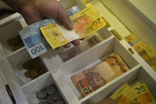 Governo planeja salário mínimo de R$ 1.502 em 2025
