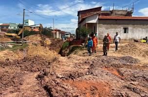 Trabalhador fica soterrado em acidente nas obras de galeria de águas pluviais em Oeiras (Foto: Reprodução)