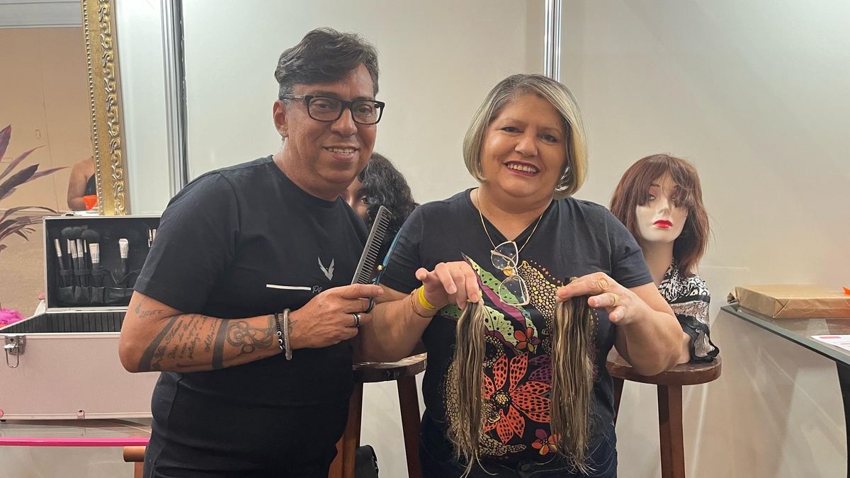 A cabeleireira Veronica Araújo Moura, 56, foi uma das doadoras de cabelo.