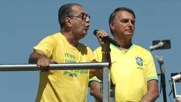Ao vivo: Bolsonaro e apoiadores realizam ato em Copacabana