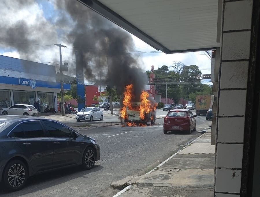 Combi pega fogo próximo a farmácia Globo na avenida Dom Severino
