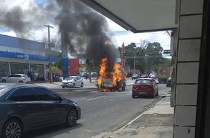 Combi pega fogo próximo a farmácia Globo na avenida Dom Severino (Foto: Reprodução)