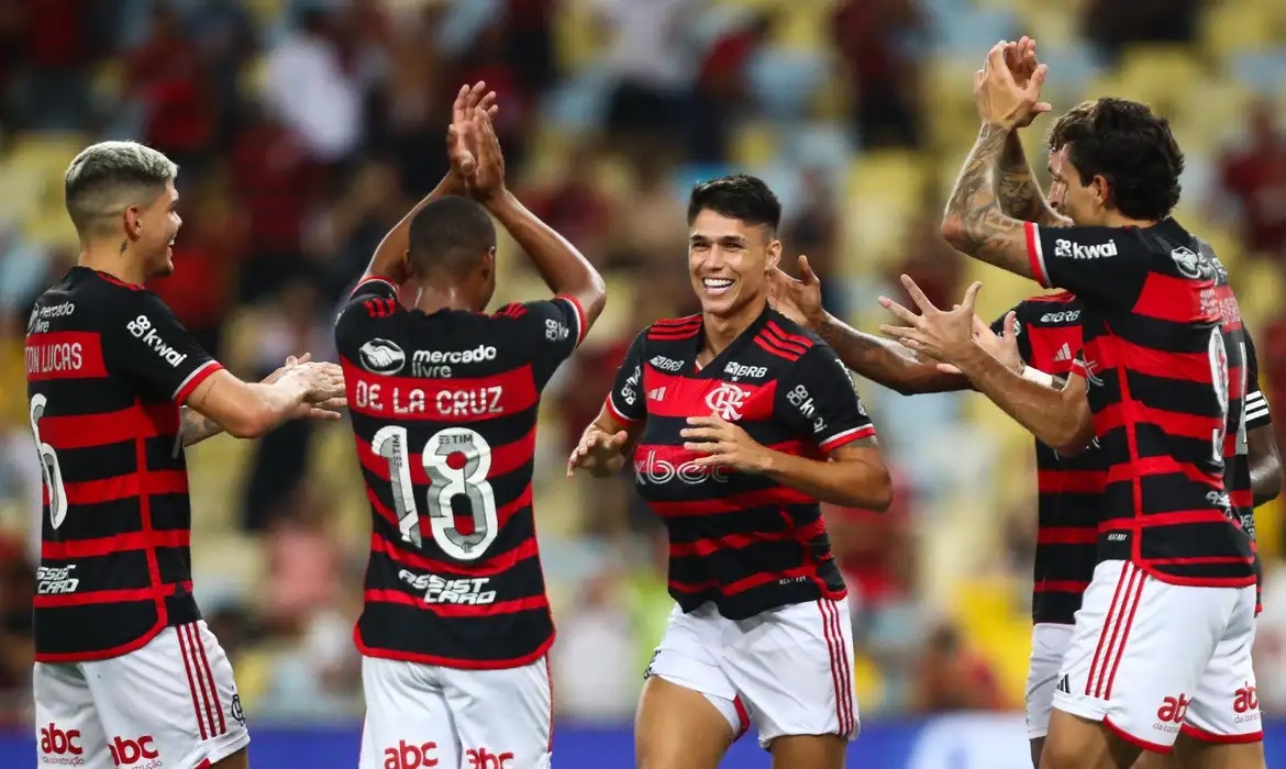 Flamengo venceu o São Paulo e lidera o Brasileiro