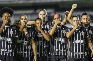 Jogadoras do Corinthians protestam contra a volta do técnico Kleiton Lima, acusado de assédio sexual, ao time rival, Santos (Foto: Rodrigo Gazzanel/Corinthians)