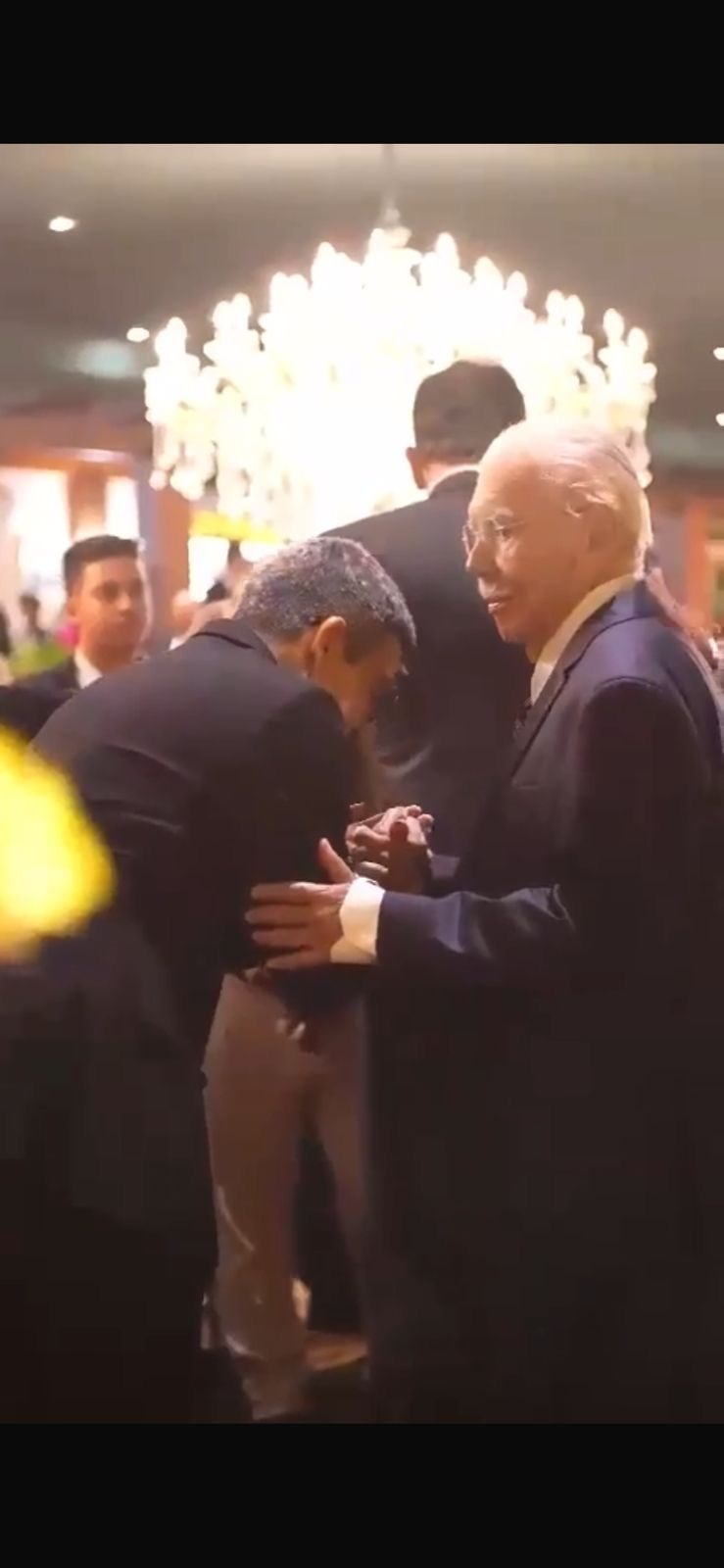 O beija mão do senador Randolfe no ex-presidente José Sarney. Os tempos mudam