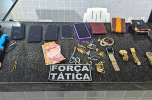 Objetos roubados e apreendidos com a dupla de assaltantes (Foto: Divulgação/Polícia Militar)