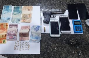 Trio é preso com drogas, arma de fogo, dinheiro e motocicleta roubada (Foto: Divulgação/PC-MA)