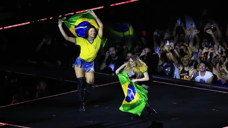 Pabllo Vittar e Madonna durante a performance de “Music” em Copacabana
