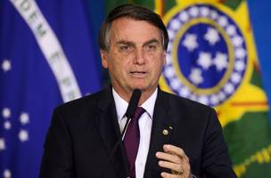 Bolsonaro recua nos ataques às urnas e diz que respeitará o resultado (Foto: -)