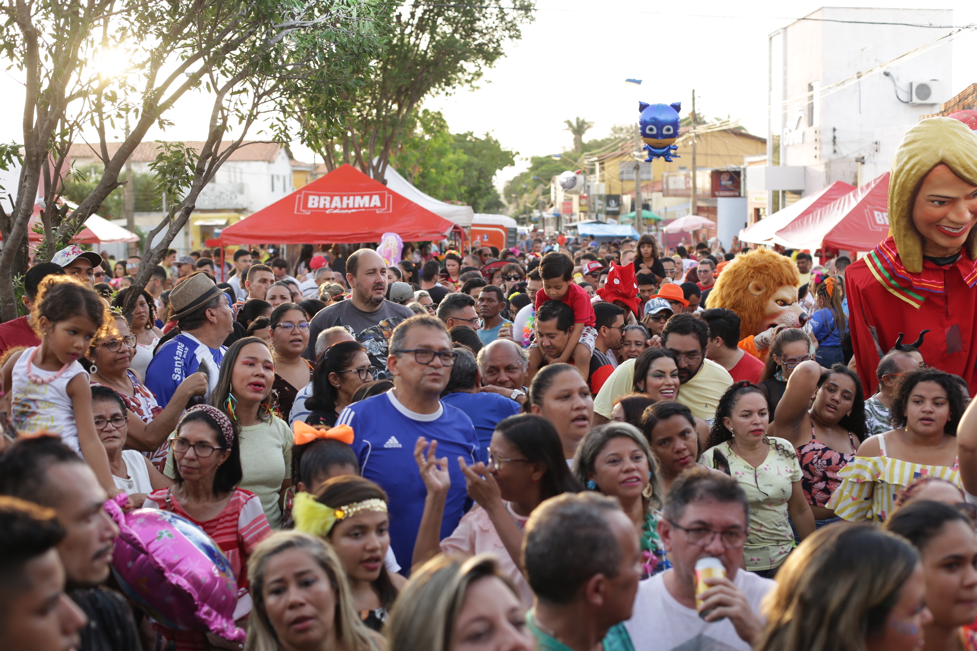 Blocos de rua levam folia para toda a Teresina no domingo de Carnaval