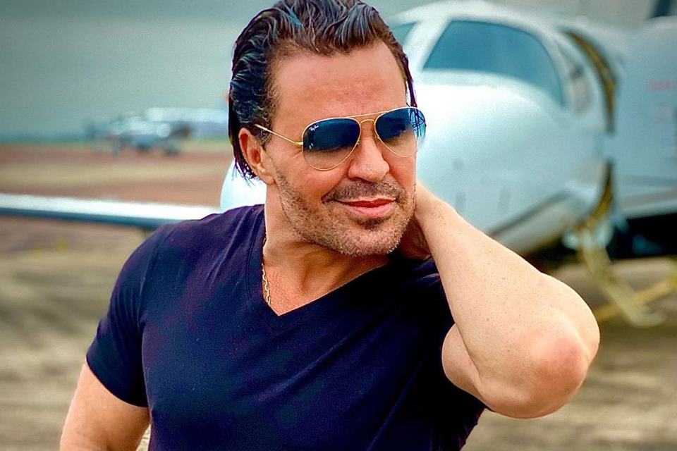 Cantor Eduardo Costa volta atrás e anuncia nova live