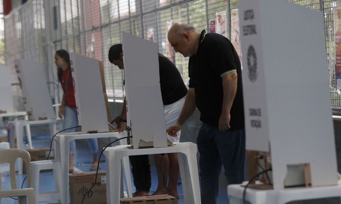 Eleitores vão às urnas neste domingo para o segundo turno