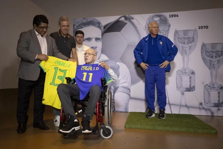 Zagallo recebe os presentes das mãos do presidente da CBF, Ednaldo Rodrigues