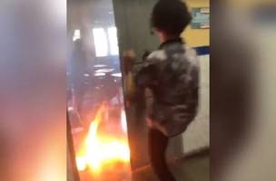 Aluno incendeia sala de aula com colegas e professor dentro (Foto: Reprodução)