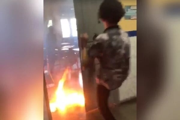 Aluno incendeia sala de aula com colegas e professor dentro