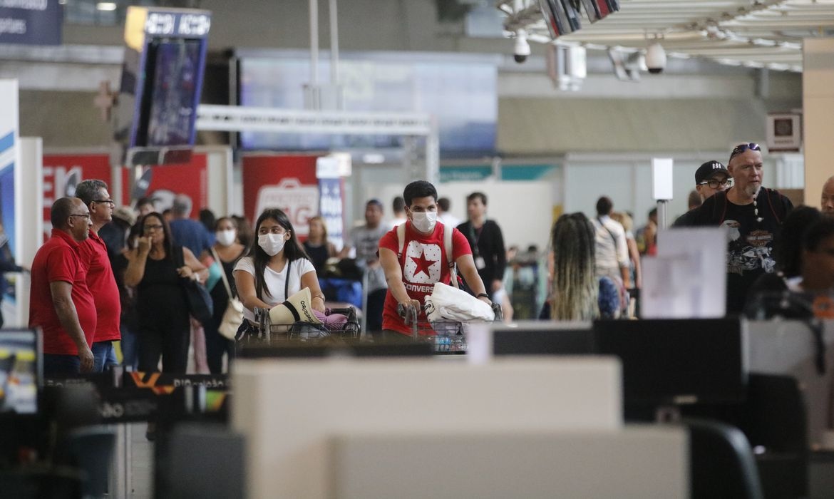 Anvisa aprova obrigatoriedade do uso de máscaras em aviões aeroportos