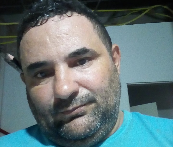 As vítimas foram abordadas por dois homens com arma de fogo