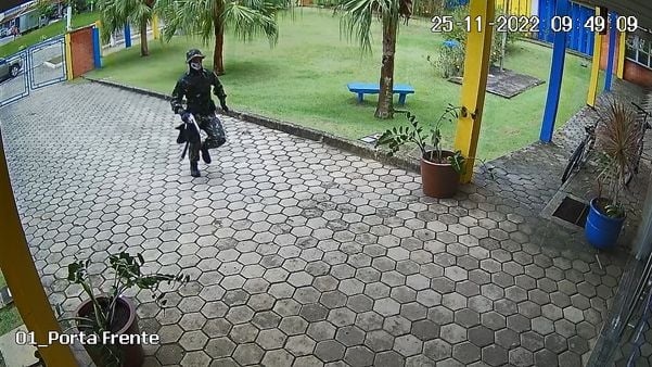 Câmeras de segurança da escola, capturaram a ação do atirador
