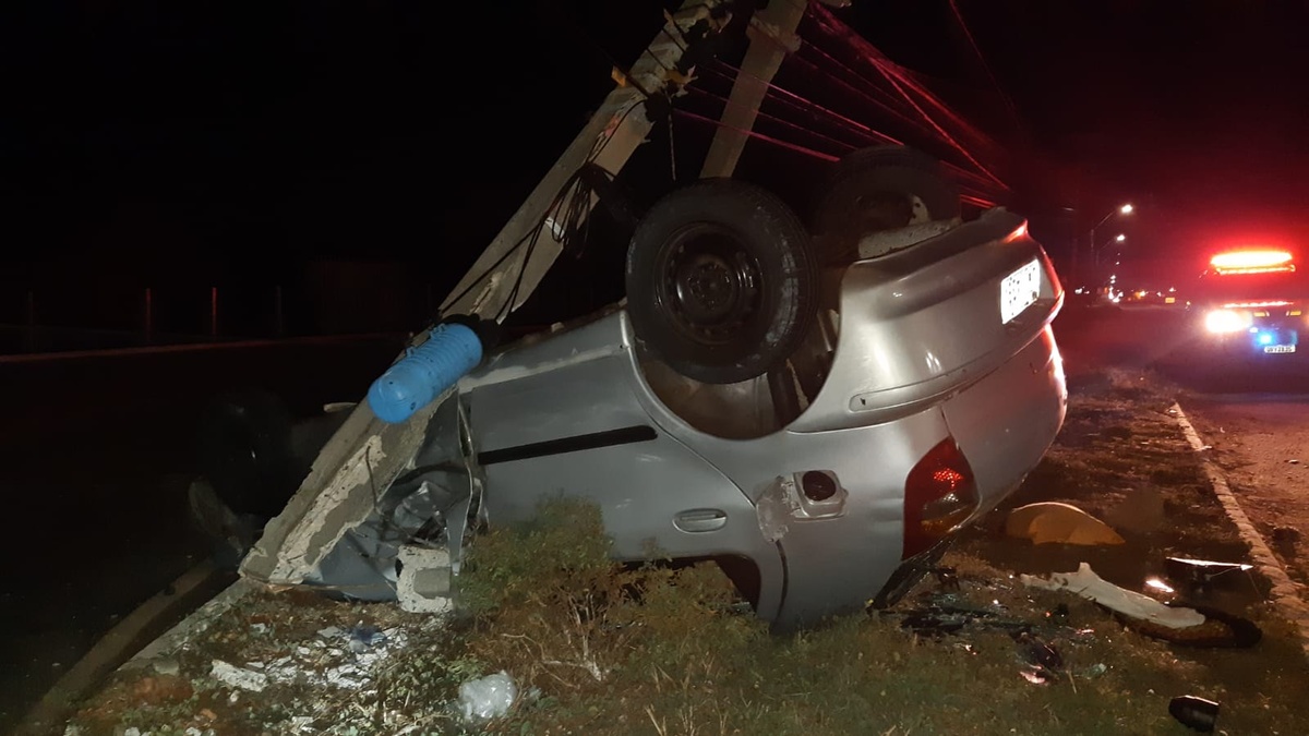 Carro capota e bate em poste depois de desviar de gato na pista