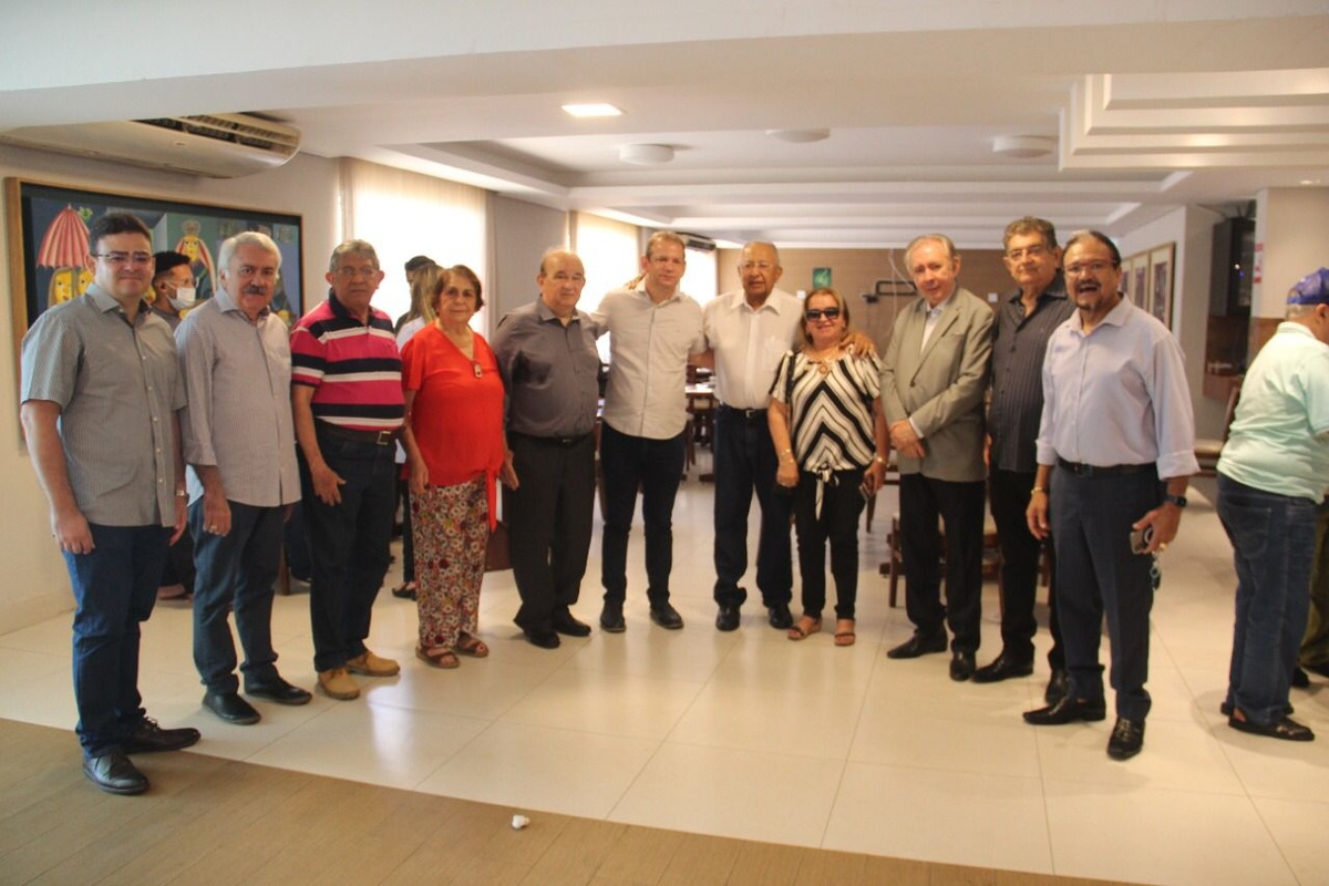 Comodoro Iate Clube e Diretoria Iatiana presente na assinatura da ordem de entrega de Pier flutuante