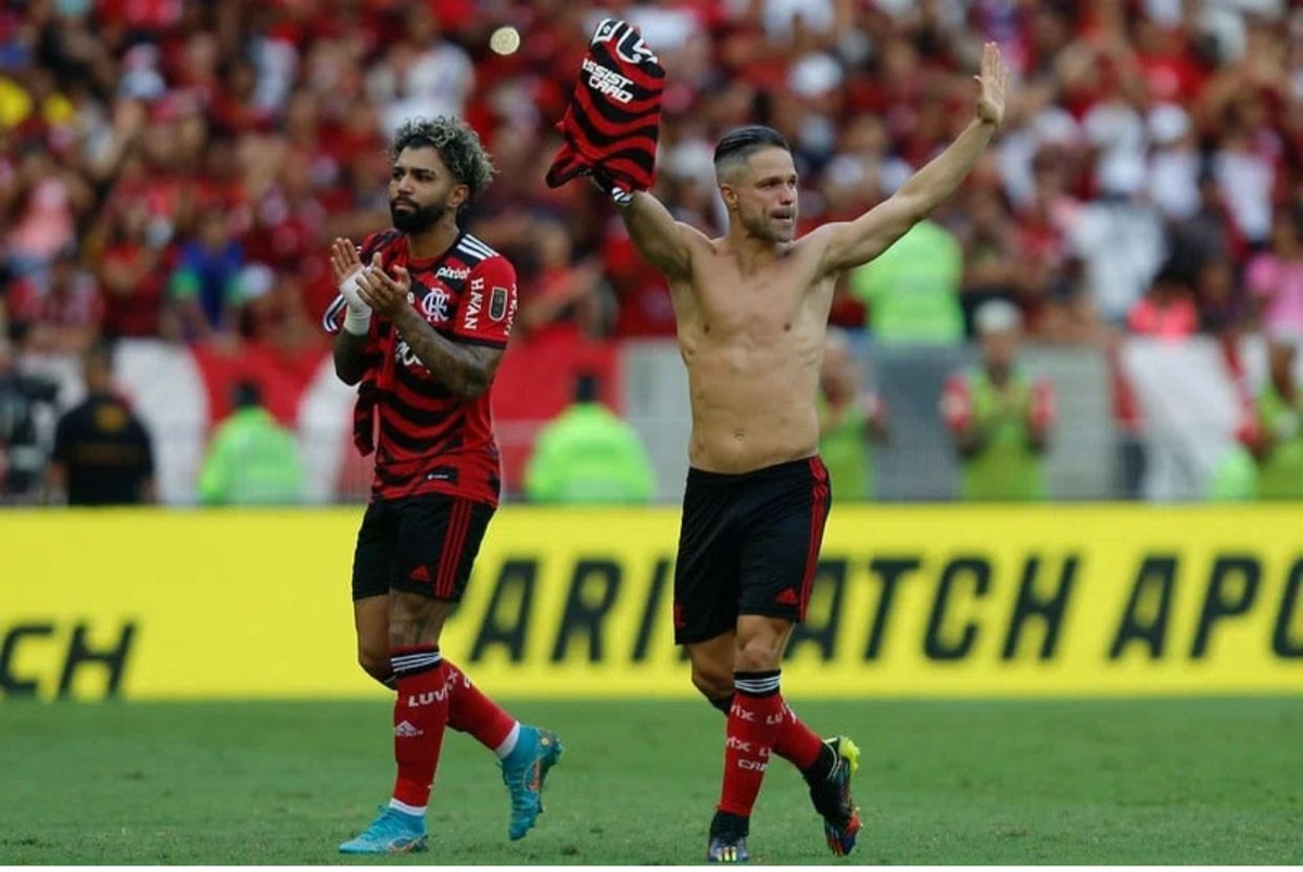 Diego passa a camisa 10 para Gabigol