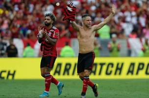 Diego passa a camisa 10 para Gabigol (Foto: Marcelo Cortes/Flamengo)