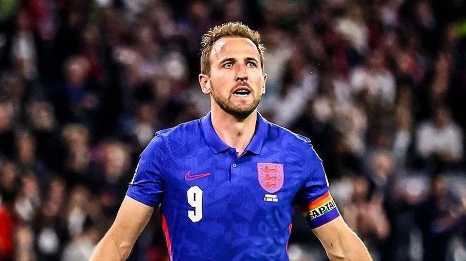Harry Kane usando braçadeira colorida em apoio à causa lgbtqia+
