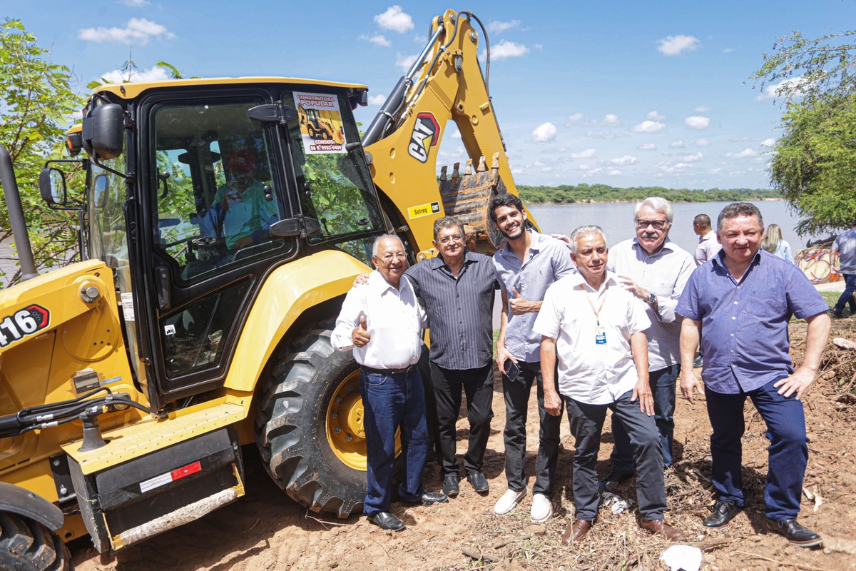 Início das obras do píer flutuante sobre o rio Paraníba