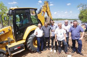 Início das obras do píer flutuante sobre o rio Paraníba (Foto: Divulgação PMT)