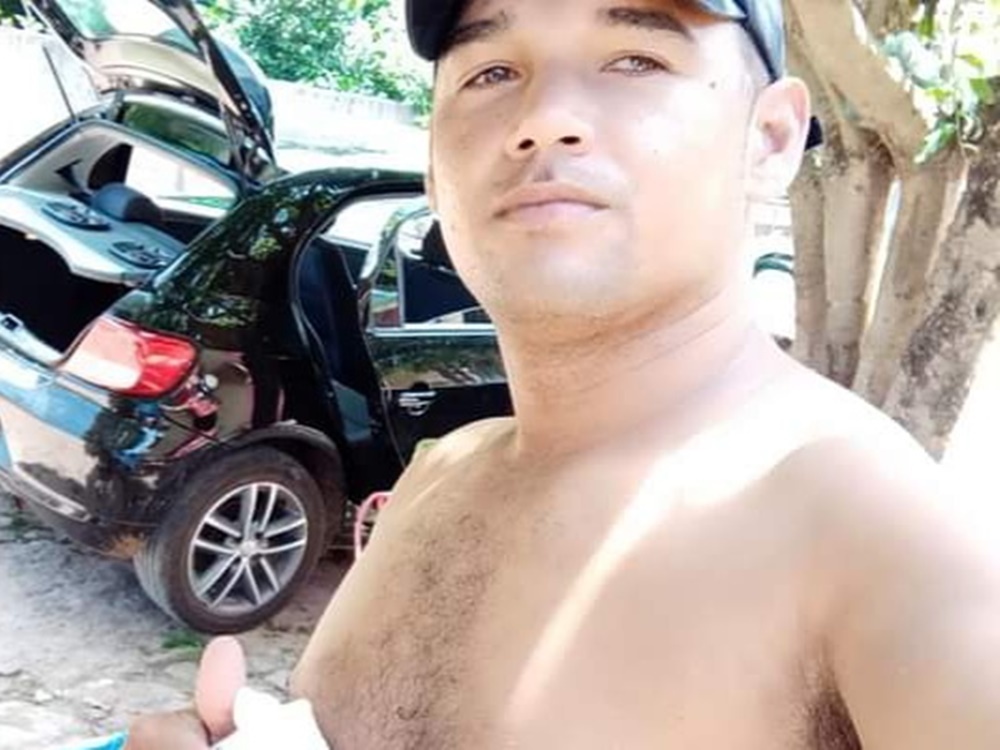 Jovem de 24 anos é morto a tiros dentro de bar em Piripiri