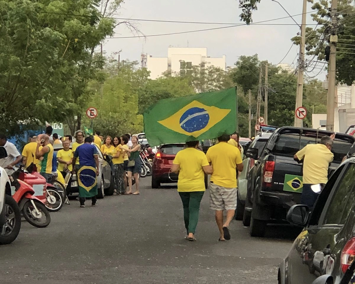 Manifestantes bolsonaristas em frente ao 25º BC