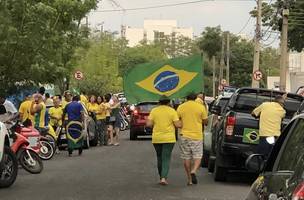 Manifestantes bolsonaristas em frente ao 25º BC (Foto: Portal AZ)