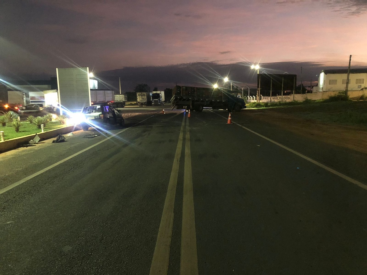 Motorista embriagado e em alta velocidade colide com caminhão em Oeiras