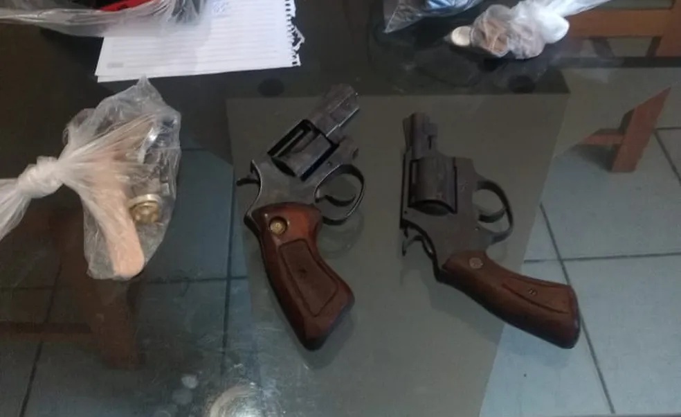 Pistolas calibre 38, apreendidas durante a prisão dos suspeitos