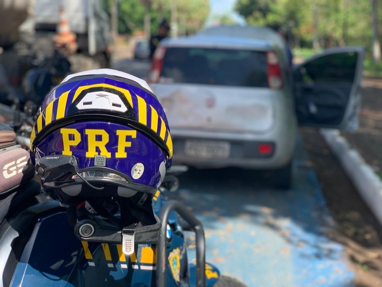 PRF recupera veículo furtado em Brasília-DF