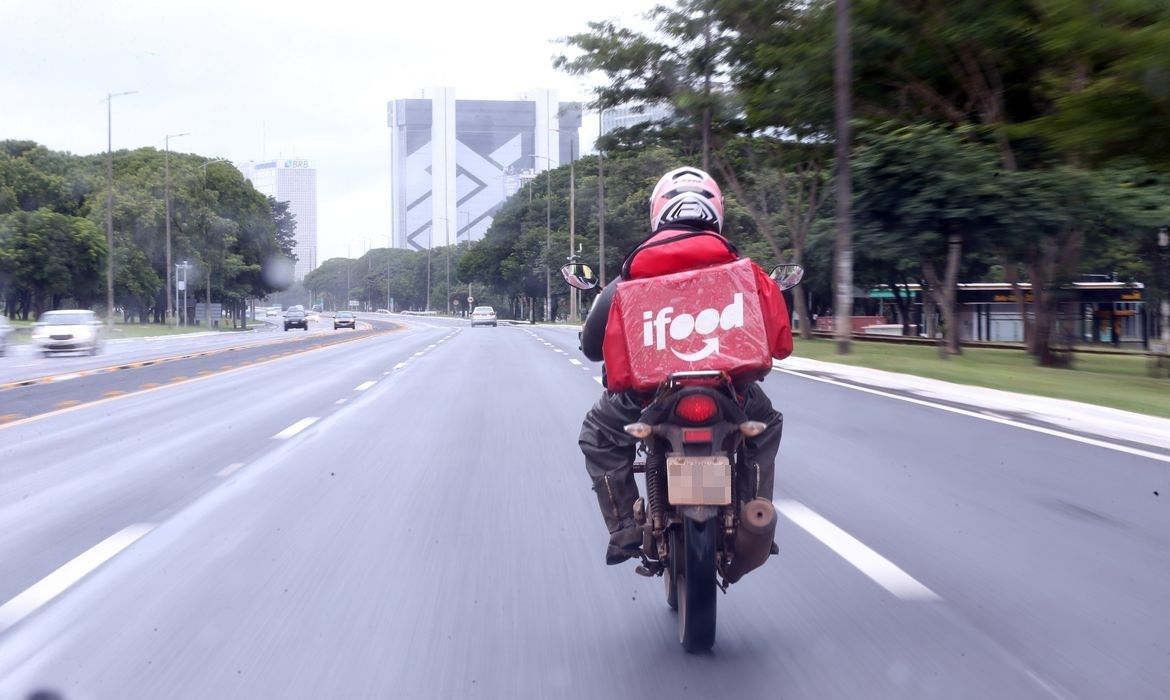 Projeto inclui motoristas e entregadores de aplicativo no Auxílio Brasil