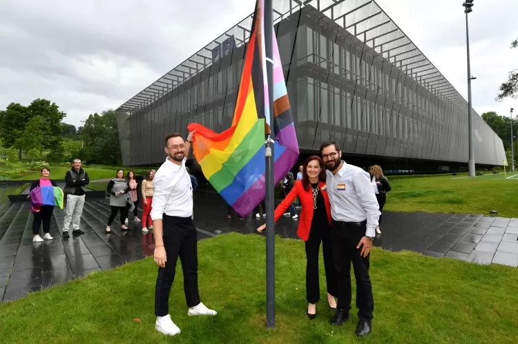 Sede da FIFA com bandeiras coloridas durante campanha do mês da diversidade