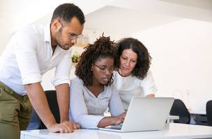 Trabalhadores pretos ganham 40,2% menos do que brancos por hora trabalhada (Foto: Freepick)